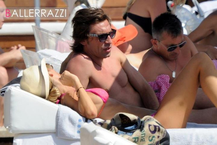 Pirlo nằm phơi năng bên bà xã Deborah tại hòn đảo Ibiza.