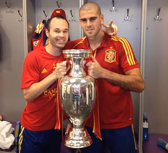 Iniesta và thủ môn Valdes Iniesta và thủ môn Valdes