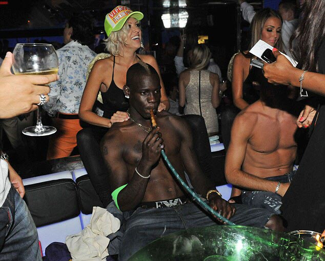 Balotelli tỏ ra rất thích thú khi được các người đẹp phục vụ.