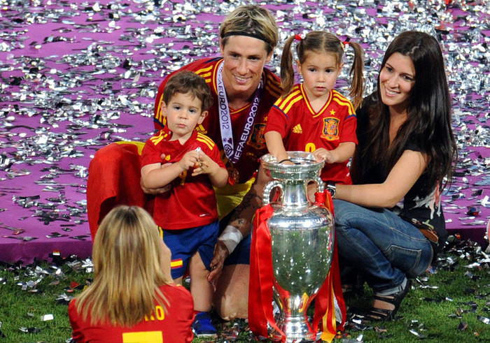 Gia đình nhà Torres chụp ảnh lưu niệm cùng chiếc Cup