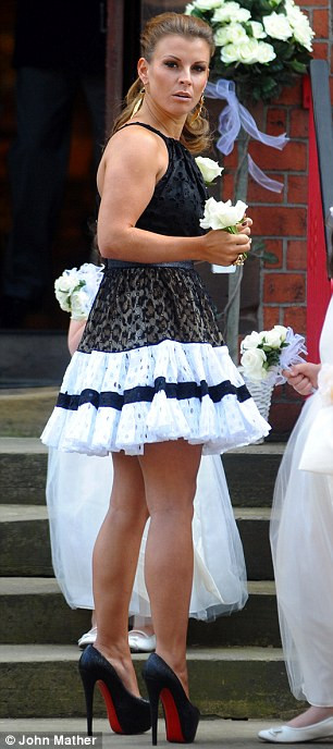 Coleen gợi cảm và cuốn hút trong bộ váy ren với hai màu đen trắng Coleen gợi cảm và cuốn hút trong bộ váy ren với hai màu đen trắng