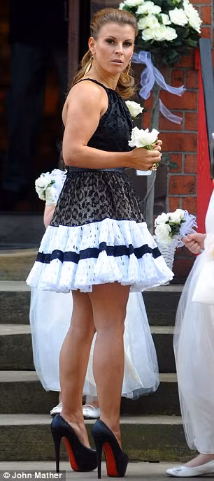 Coleen gợi cảm và cuốn hút trong bộ váy ren với hai màu đen trắng