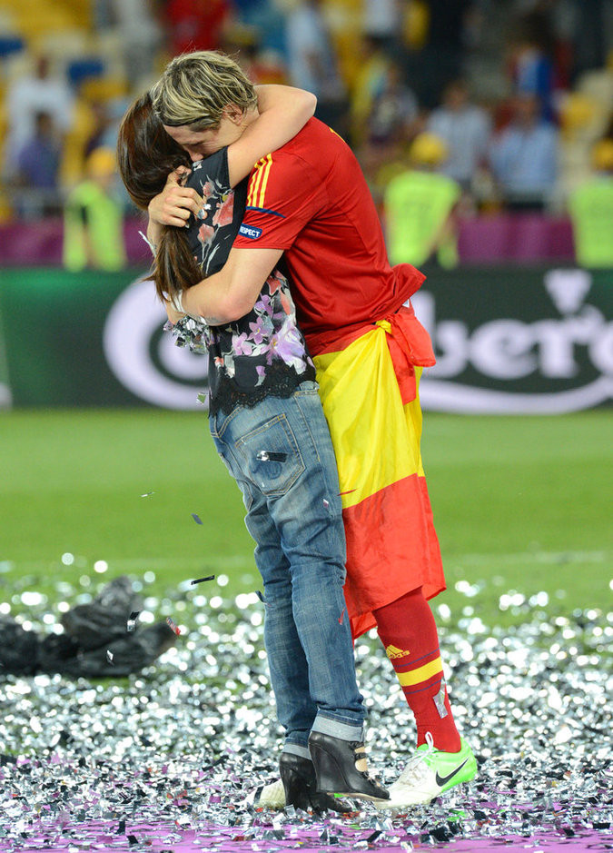Torres và bà xã ôm hôn thắm thiết trên sân sau khi Tây Ban Nha bảo vệ thành công chức vô địch EURO