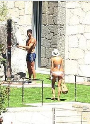 Cristiano Ronaldo và Irina Shayk và gia đình đang tận hưởng kỳ nghỉ hè cuối tại ngôi nhà mới Cristiano Ronaldo và Irina Shayk và gia đình đang tận hưởng kỳ nghỉ hè cuối tại ngôi nhà mới