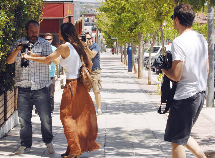 với vẻ mặt rất bực tức. với vẻ mặt rất bực tức.