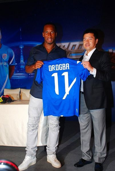 Drogba tại buổi ra mắt CLB Thần Hoa Thượng Hải.
