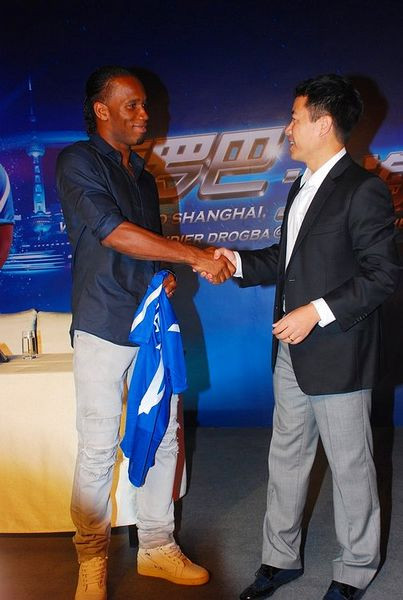 Drogba tại buổi ra mắt CLB Thần Hoa Thượng Hải.