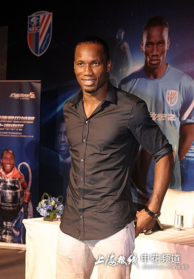 Drogba tại buổi ra mắt CLB Thần Hoa Thượng Hải.