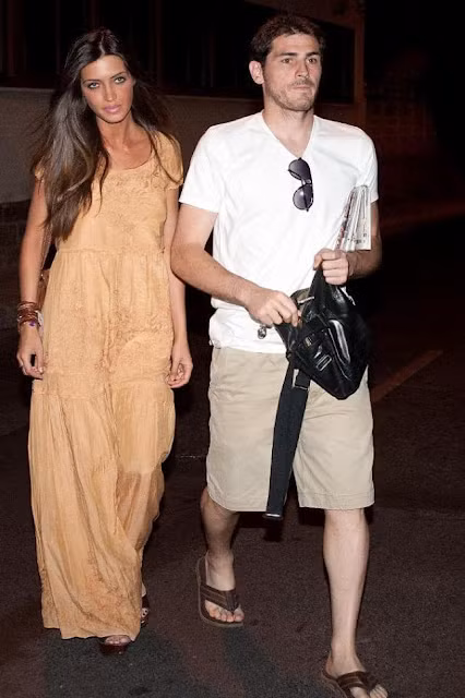 Iker Casillas và Sara Carbonero rời khỏi một nhà hàng ở Madrid vào lúc gần nửa đêm hôm qua. Iker Casillas và Sara Carbonero rời khỏi một nhà hàng ở Madrid vào lúc gần nửa đêm hôm qua.