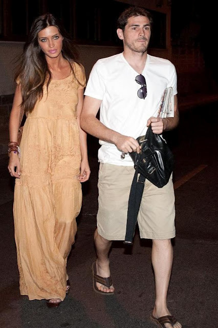 Iker Casillas và Sara Carbonero rời khỏi một nhà hàng ở Madrid vào lúc gần nửa đêm hôm qua.