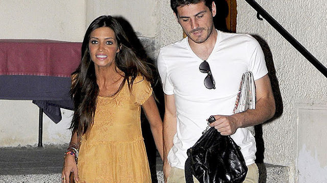 Iker Casillas và Sara Carbonero rời khỏi một nhà hàng ở Madrid vào lúc gần nửa đêm hôm qua.