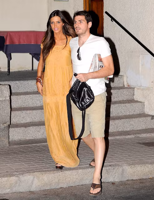 Iker Casillas và Sara Carbonero rời khỏi một nhà hàng ở Madrid vào lúc gần nửa đêm hôm qua. Iker Casillas và Sara Carbonero rời khỏi một nhà hàng ở Madrid vào lúc gần nửa đêm hôm qua.