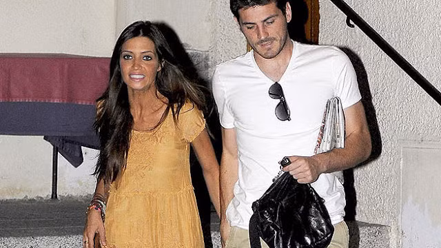 Iker Casillas và Sara Carbonero rời khỏi một nhà hàng ở Madrid vào lúc gần nửa đêm hôm qua. Iker Casillas và Sara Carbonero rời khỏi một nhà hàng ở Madrid vào lúc gần nửa đêm hôm qua.