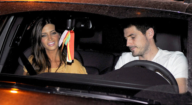 Iker Casillas và Sara Carbonero rời khỏi một nhà hàng ở Madrid vào lúc gần nửa đêm hôm qua.