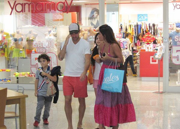 Tiền vệ Fabregas cùng 3 mẹ con bạn gái Daniella Semaan đi mua sắm tại một cửa hàng đồ lót ở Porto Cervo, Italia. Tiền vệ Fabregas cùng 3 mẹ con bạn gái Daniella Semaan đi mua sắm tại một cửa hàng đồ lót ở Porto Cervo, Italia.