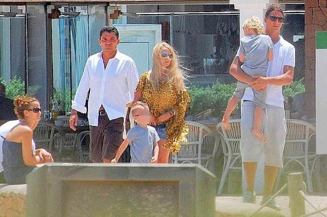 Trong khi đi nghỉ hè, đại điện của Zlatan Ibrahimovic vẫn đang đàm phán với Paris Saint-Germain về khả chuyển nhượng cầu thủ 30 tuổi này từ AC Milan Trong khi đi nghỉ hè, đại điện của Zlatan Ibrahimovic vẫn đang đàm phán với Paris Saint-Germain về khả chuyển nhượng cầu thủ 30 tuổi này từ AC Milan