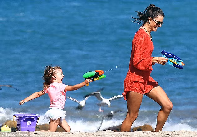 Siêu mẫu Alessandra Ambrosio đã có buổi vui đùa cùng con gái nhỏ Anja Louise Ambrosio Mazur rất thoải mái trên bãi biển Los Angeles, California.