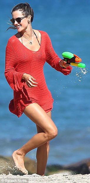 Siêu mẫu Alessandra Ambrosio đã có buổi vui đùa cùng con gái nhỏ Anja Louise Ambrosio Mazur rất thoải mái trên bãi biển Los Angeles, California. Siêu mẫu Alessandra Ambrosio đã có buổi vui đùa cùng con gái nhỏ Anja Louise Ambrosio Mazur rất thoải mái trên bãi biển Los Angeles, California.