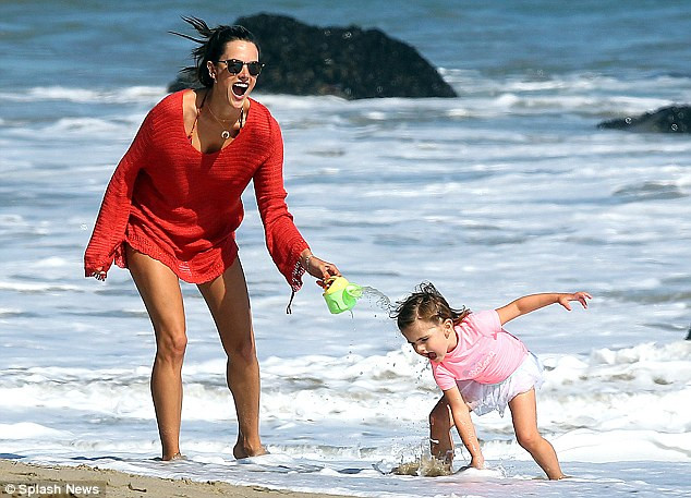 Siêu mẫu Alessandra Ambrosio đã có buổi vui đùa cùng con gái nhỏ Anja Louise Ambrosio Mazur rất thoải mái trên bãi biển Los Angeles, California. Siêu mẫu Alessandra Ambrosio đã có buổi vui đùa cùng con gái nhỏ Anja Louise Ambrosio Mazur rất thoải mái trên bãi biển Los Angeles, California.