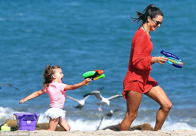 Siêu mẫu Alessandra Ambrosio đã có buổi vui đùa cùng con gái nhỏ Anja Louise Ambrosio Mazur rất thoải mái trên bãi biển Los Angeles, California. Siêu mẫu Alessandra Ambrosio đã có buổi vui đùa cùng con gái nhỏ Anja Louise Ambrosio Mazur rất thoải mái trên bãi biển Los Angeles, California.