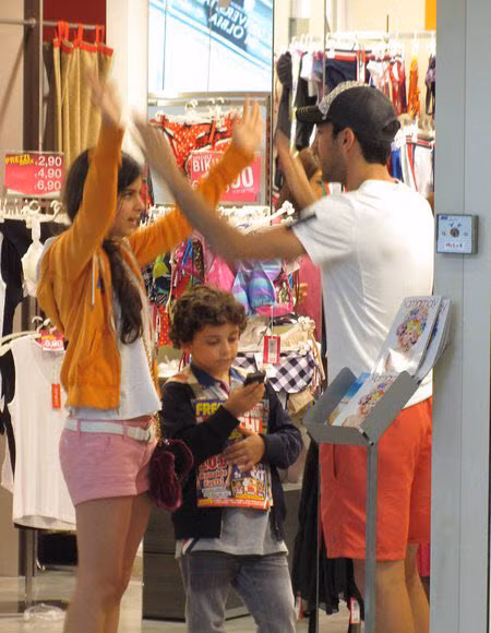 Fabregas dường như rất hợp với cô con gái của Daniella