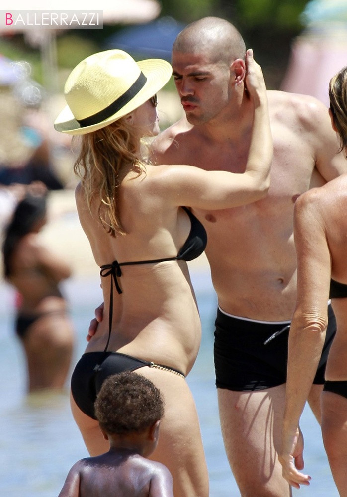 Yolanda Cardona và Valdes trao nhau nụ hôn lãng mạn trên bãi biển Yolanda Cardona và Valdes trao nhau nụ hôn lãng mạn trên bãi biển