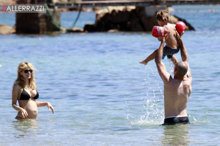 Cả gia đình cùng vui đùa dưới biển Cả gia đình cùng vui đùa dưới biển