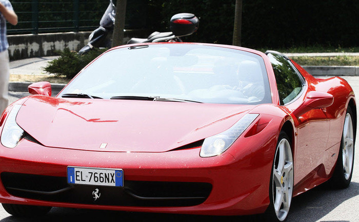 Chiếc siêu xe Ferrari màu đỏ mới cáu cạnh của Balotelli Chiếc siêu xe Ferrari màu đỏ mới cáu cạnh của Balotelli