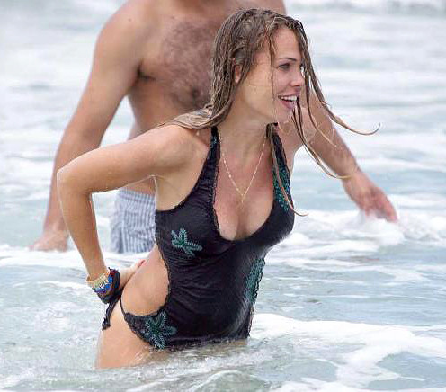 Ilary Blasi chỉ còn cách lấy tay kéo quần và cười trừ để chữa ngượng với những người xung quanh