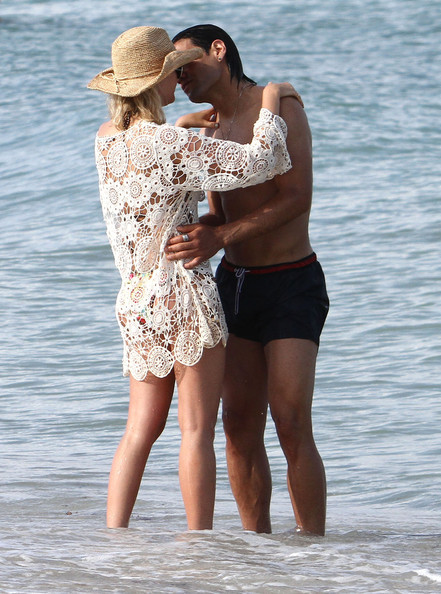 ... và từ từ trao nhau nhau nụ hôn ngọt ngào. ... và từ từ trao nhau nhau nụ hôn ngọt ngào.