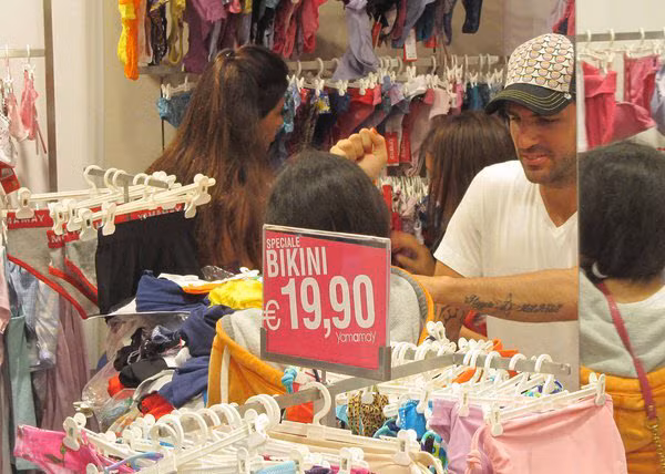 Trong khi chờ bạn gái mua sắm, Fabregas thủ chơi đùa với cô con gái của Daniella