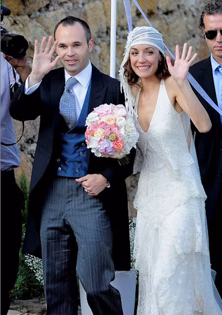 Đám cưới của họ được tổ chức tại lâu đài Tamarit gầnTarragona, Tây Ban Nha,..