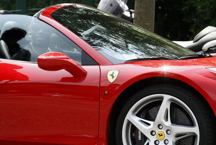 Chiếc siêu xe Ferrari màu đỏ mới cáu cạnh của Balotelli Chiếc siêu xe Ferrari màu đỏ mới cáu cạnh của Balotelli