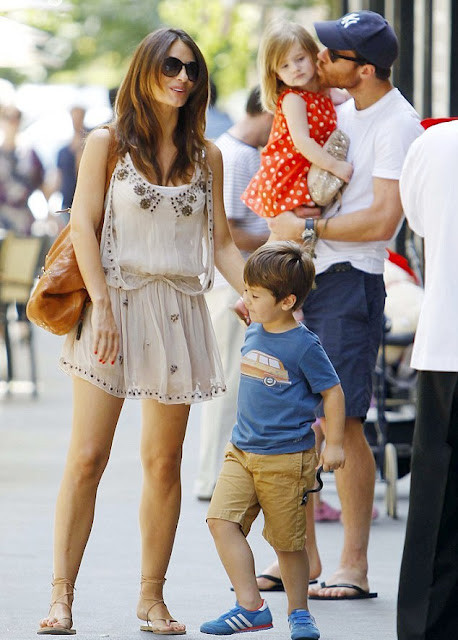 Gia đình tiền vệ của Real Madrid vui vẻ đi dạo phố cùng nhau ở Marid, Tây Ban Nha.