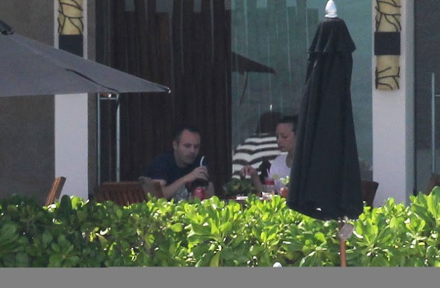 .... và họ đã quyến định đến một bãi biển vắng ở Cancun, Mexico .... và họ đã quyến định đến một bãi biển vắng ở Cancun, Mexico