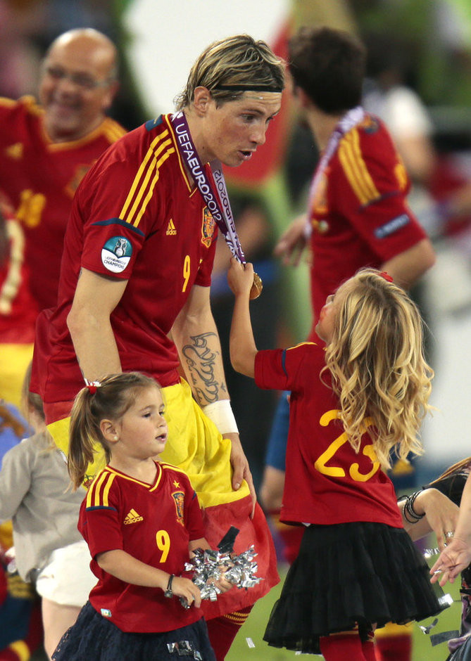 Torres chơi đùa cùng các con trên sân