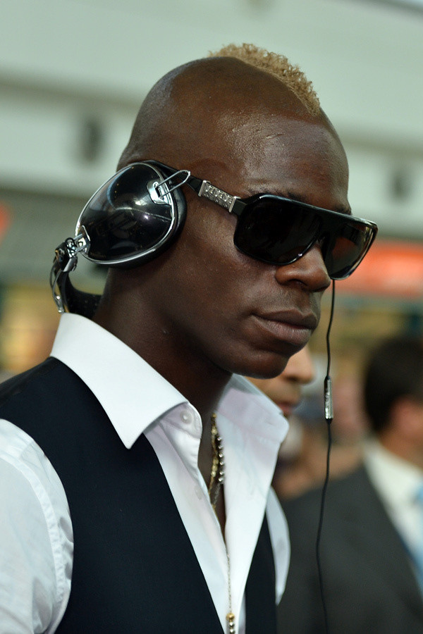 Balotelli gây ấn tượng với cặp kính đen và đeo headphone Balotelli gây ấn tượng với cặp kính đen và đeo headphone