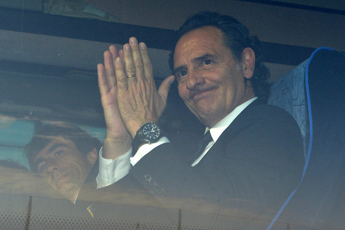 HLV Prandelli đáp lại sự ủng hộ của người hâm mộ bằng những cái vỗ tay HLV Prandelli đáp lại sự ủng hộ của người hâm mộ bằng những cái vỗ tay