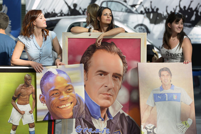 Các cô gái xinh đẹp mang theo tấm poster lớn in hình Balotelli, HLV Prandelli và thủ thành Buffon để chào đón đội tuyển Italia bên ngoài sân bay Các cô gái xinh đẹp mang theo tấm poster lớn in hình Balotelli, HLV Prandelli và thủ thành Buffon để chào đón đội tuyển Italia bên ngoài sân bay