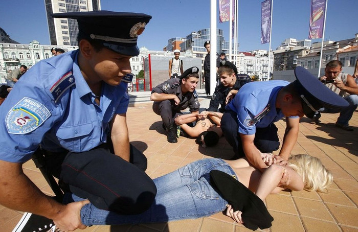 Nhưng những người đẹp ngực trần đã bị cảnh sát khống chế và giải về đồn Nhưng những người đẹp ngực trần đã bị cảnh sát khống chế và giải về đồn