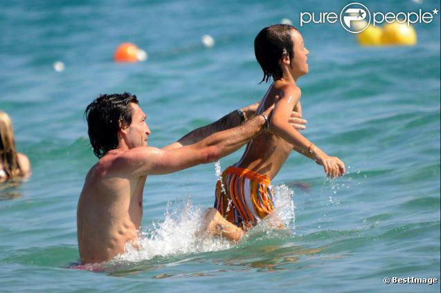 Pirlo chơi đùa với những đứa con của mình