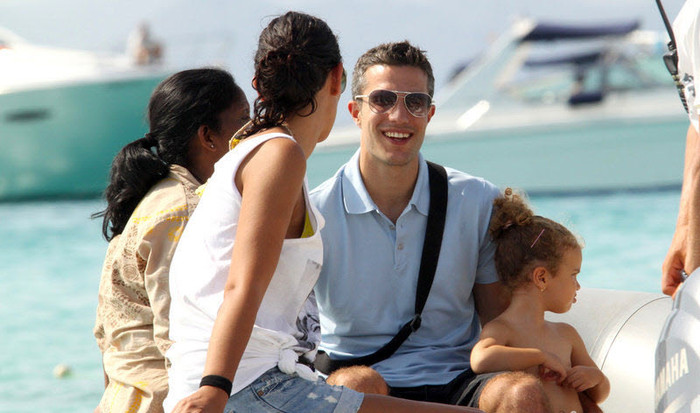 Robin van Persie bế cô con gái nhỏ lên ca nô để ra đảo Formentera ở Tây Ban Nha.