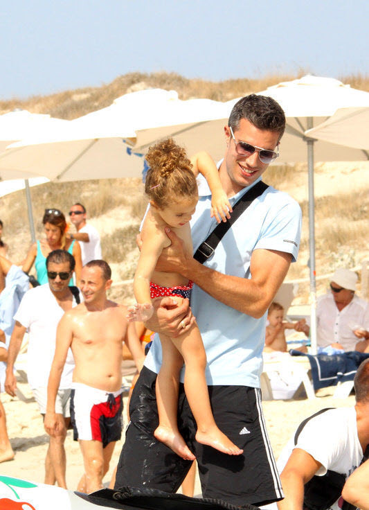 Robin van Persie bế cô con gái nhỏ lên ca nô để ra đảo Formentera ở Tây Ban Nha.