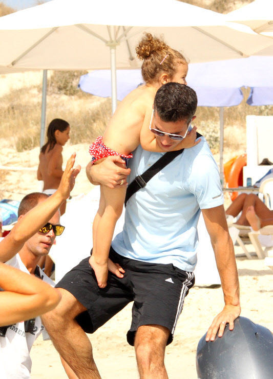 Robin van Persie bế cô con gái nhỏ lên ca nô để ra đảo Formentera ở Tây Ban Nha.