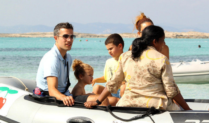 Robin van Persie bế cô con gái nhỏ lên ca nô để ra đảo Formentera ở Tây Ban Nha.
