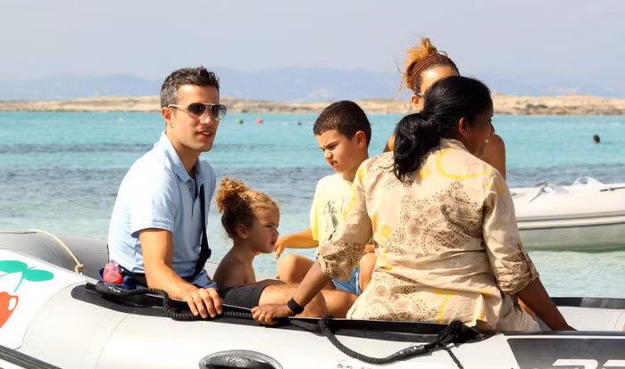 Robin van Persie bế cô con gái nhỏ lên ca nô để ra đảo Formentera ở Tây Ban Nha.