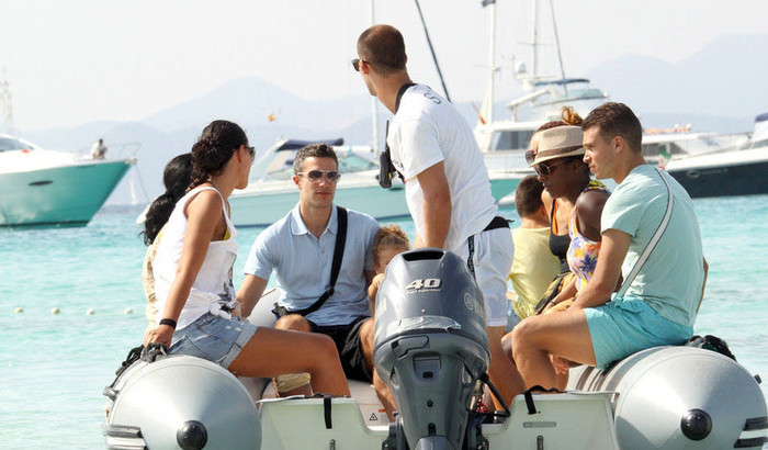 Robin van Persie bế cô con gái nhỏ lên ca nô để ra đảo Formentera ở Tây Ban Nha.
