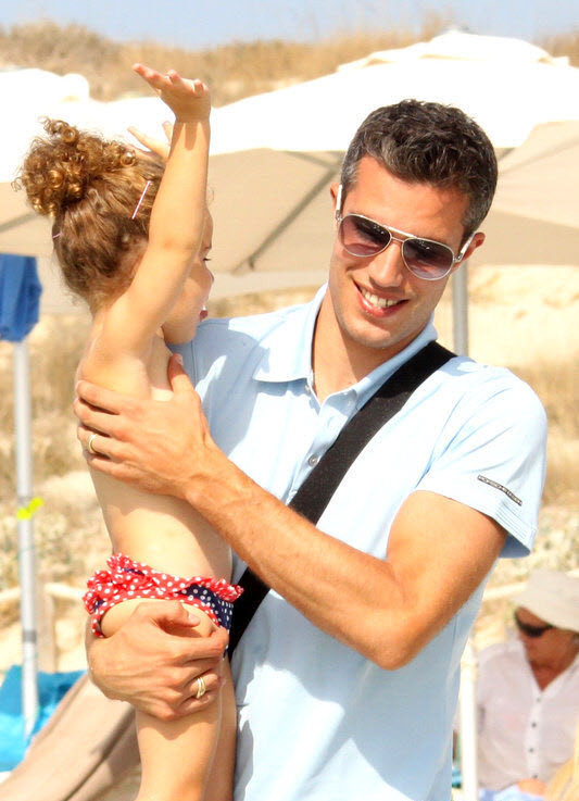 Robin van Persie cười rất tươi khi bế cô con gái nhỏ lên thuyền để ra đảo Formentera ở Tây Ban Nha.