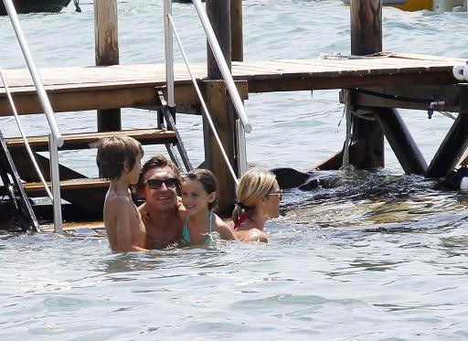 Pirlo chơi đùa với những đứa con của mình