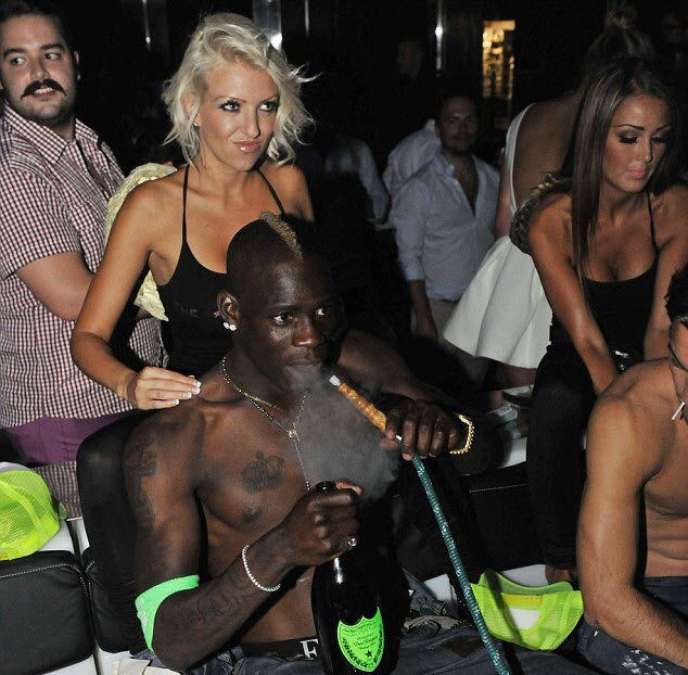 Trong khi thưởng thức shisha, Balotelli được các người đẹp phục vụ xoa bóp